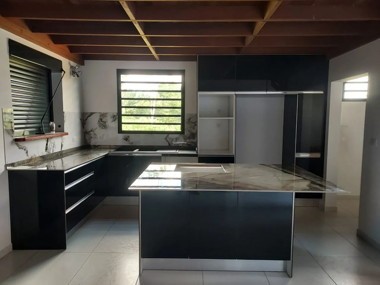 Cuisine anthracite laquée, plan céramique effet marbre